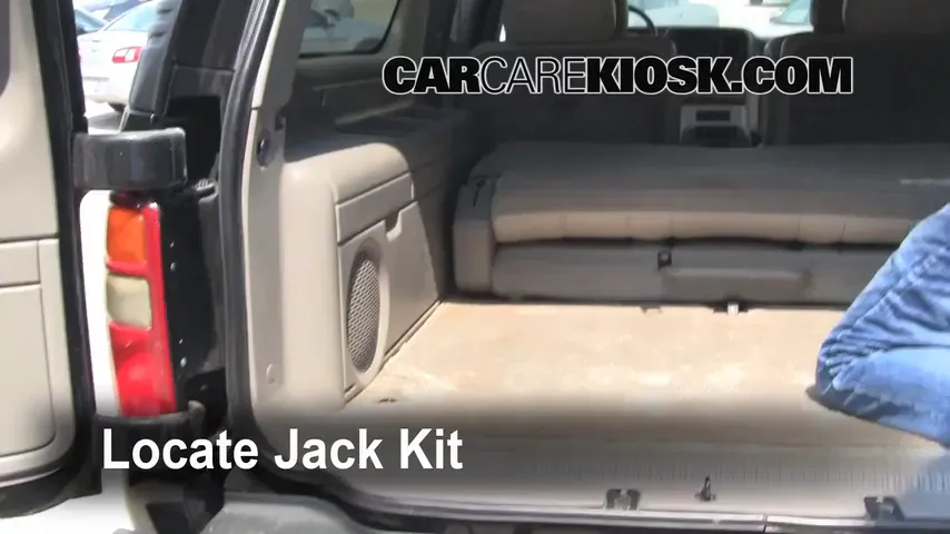 2003 Chevrolet Suburban 1500 LT 5.3L V8 Levantar auto Usar el gato para levantar el auto